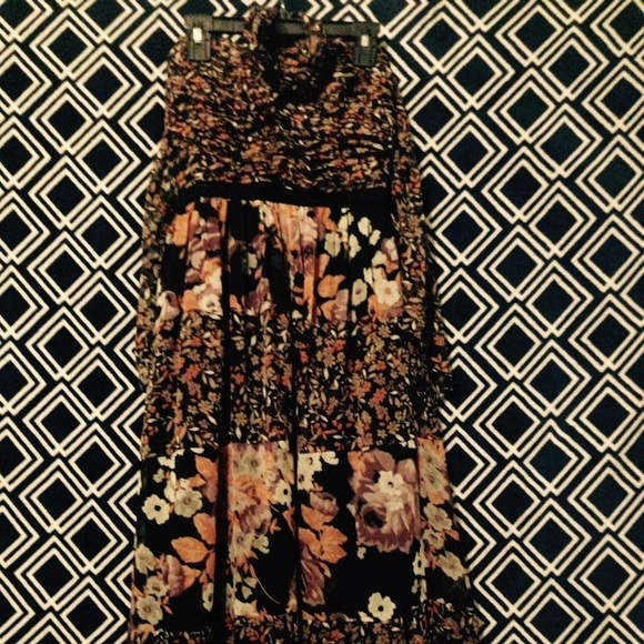 Never Worn LE CHÂTEAU sweetheart halter maxi dress - Picture 1 of 2